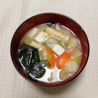 野菜とワカメと豆腐の味噌汁